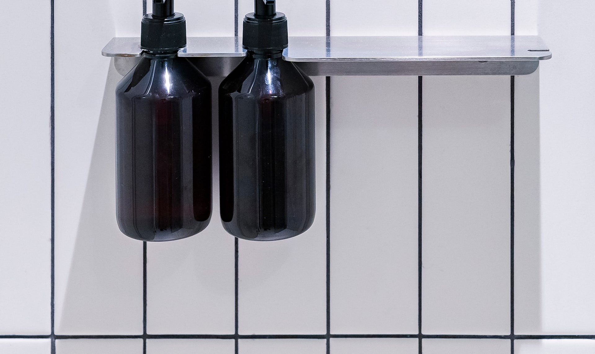 Bany amb parets i taulell revestits de microciment continu en to sorra