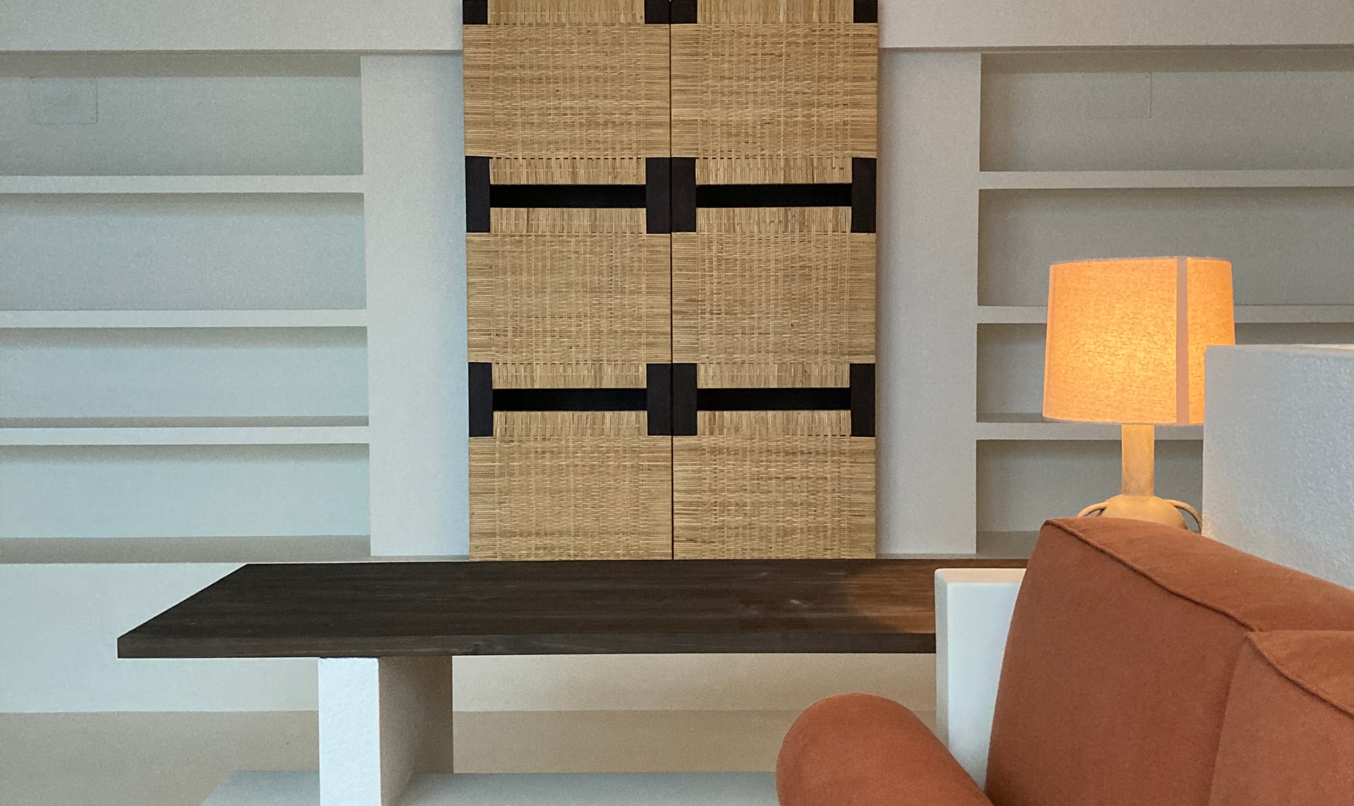 Sala d'estar acabada de pintar amb parets clares i llum natural