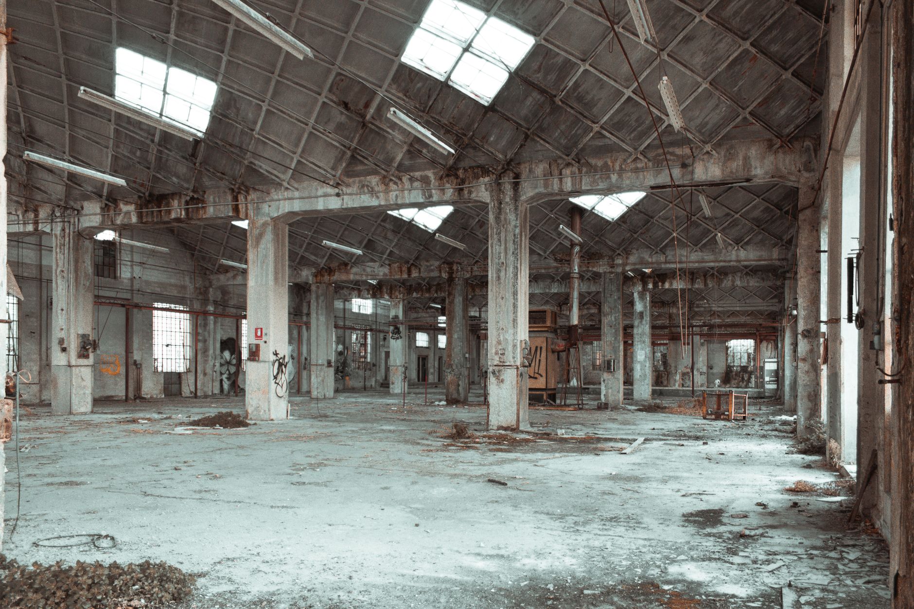 Interior d'una nau industrial amb paviment continu i estructura metàl·lica pintada